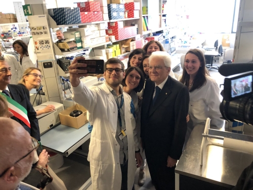 Il Presidente Sergio Mattarella nel corso della visita all'IEO