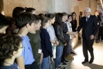 Il Presidente Sergio Mattarella nel corso della visita al Memoriale della Shoah saluta alcuni studenti