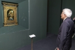 Il Presidente della Repubblica Sergio Mattarella osserva la Madonna di Benois di Leonardo da Vinci esposta alla Pinacoteca Civica 