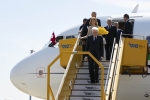 Il Presidente Sergio Mattarella e la Sig.ra Laura, all'aeroporto di Vienna, Schwechat, in occasione della visita di Stato nella Repubblica d'Austria. 
