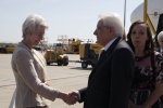 Il Presidente Sergio Mattarella all'aeroporto di Vienna,Schwechat,accolto dal Ministro della Digitalizzazione e dell'Economia, Elisabeth Udolf-Strobl, in occasione della visita di Stato nella Repubblica d'Austria