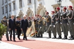 Il Presidente Sergio Mattarella con il Presidente Federale della Repubblica d'Austria Alexander Van der Bellen, durante gli onori militari ,in occasione della visita di Stato nella Repubblica d'Austria. 