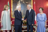 Il Presidente Sergio Mattarella e la Sig.ra Laura, alla Hofburg, con il Presidente Federale della Repubblica d'Austria Alexander Van der Bellen, e consorte, Doris Schmidauer,in occasione della visita di Stato nella Repubblica d'Austria