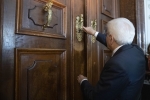 Il Presidente Sergio Mattarella alla Biblioteca Nazionale Austriaca,inizia la visita con l'apertura simbolica della porta della biblioteca,in occasione della visita di Stato nella Repubblica d'Austria