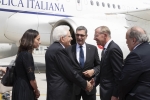 Il Presidente Sergio Mattarella all'aeroporto Wolfgang Amadeus Mozart di Salisburgo,accolto dal Governatore Wilfried Haslauer,in occasione della visita di Stato nella Repubblica d'Austria