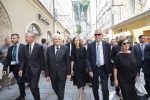 Il Presidente Sergio Mattarella durante la passeggiata nel centro storivo di Salisburgo con il Presidente Federale della Repubblica d'Austria Alexander Van der Bellen,in occasione della visita di Stato nella Repubblica d'Austria