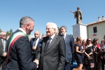 Mattarella con il Sindaco di Tagliacozzo al termine della cerimonia di inaugurazione del monumento a dante Alighieri 