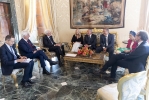  Il Presidente della Repubblica Sergio Mattarella  con la Sen. Dott.ssa Loredana DE PETRIS,
Presidente del Gruppo Parlamentare Misto del Senato della Repubblica, con il Vice Presidente del Gruppo Misto Sen. Dott. Riccardo NENCINI, rappresentante della componente “PSI”, al Sen. Dott. Pietro GRASSO, rappresentante della componente “Liberi e Uguali”, alla Sen. Prof.ssa Emma BONINO, rappresentante della componente “Più Europa con Emma Bonino” e al Sen. Dott. Ricardo Antonio MERLO, rappresentante della componente “MAIE – Movimento Associativo Italiani all’Estero”