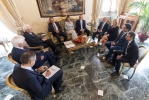 Il Presidente della Repubblica Sergio Mattarella  con l’On. Avv. Manfred SCHULLIAN,
Presidente del Gruppo Parlamentare Misto della Camera dei Deputati, unitamente all’On. Dott. Alessandro FUSACCHIA, Vice Presidente del Gruppo Misto e rappresentante della componente “+Europa-Centro Democratico”, all’On. Avv. Renate GEBHARD, Vice Presidente del Gruppo Misto e rappresentante della componente "Minoranze Linguistiche", all’On. Dott. Maurizio LUPI, Vice Presidente del Gruppo Misto e rappresentante della componente “Noi con l’Italia-USEI”, all’On. Beatrice LORENZIN, Vice Presidente del Gruppo Misto e rappresentante della componente “Civica Popolare AP-PSI- Area Civica” e l’On. Avv. Catello VITIELLO, Vice Presidente del Gruppo Misto e rappresentante della componente “Sogno Italia-10 volte meglio” e all’On. Antonio TASSO rappresentante della componente “MAIE – Movimento Associativo Italiani all’Estero