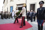 Il Presidente Sergio Mattarella,con il Presidente della Repubblica Federale di Germania Frank-Walter Steinmeier,depongono una corona d’alloro presso la lapide che commemora le vittime delle stragi di Fivizzano