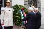 Il Presidente Sergio Mattarella,con il Presidente della Repubblica Federale di Germania Frank-Walter Steinmeier,depongono congiuntamente una corona d’alloro presso la lapide che commemora le vittime delle stragi di Fivizzano