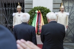 Il Presidente Sergio Mattarella,con il Presidente della Repubblica Federale di Germania Frank-Walter Steinmeier,depongono congiuntamente una corona d’alloro presso la lapide che commemora le vittime delle stragi di Fivizzano.
