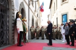 Il Presidente Sergio Mattarella,con il Presidente della Repubblica Federale di Germania Frank-Walter Steinmeier,depongono congiuntamente una corona d’alloro presso la lapide che commemora le vittime delle stragi di Fivizzano.