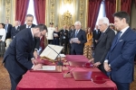 Il Presidente della Repubblica Sergio Mattarella con il sen. Stefano Patuanelli, Ministro dello Sviluppo Economico, in occasione del giuramento