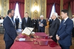 Il Presidente della Repubblica Sergio Mattarella con l'on. Lorenzo Fioramonti, Ministro dell'Istruzione, dell'Università e della Ricerca, in occasione del giuramento