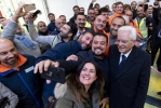 Il Presidente della Repubblica Sergio Mattarella  nel corso della visita al Centro di controllo della Metropolitana di Copenaghen saluta gli operai che hanno collaborato alla realizzazione della Metropolitana