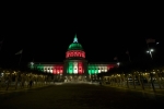 Il municipio di San Francisco illuminato con il Tricolore in onore della visita del Presidente Mattarella 