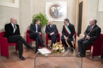 Il Presidente della Repubblica Sergio Mattarella con Stefano Bonaccini, Presidente Regione Emilia Romagna, Virginio Merola, Sindaco di Bologna, Francesco Ubertini, Rettore dell’Università di Bologna in occasione della cerimonia di conferimento del Sigillum Magnum al Presidente della Repubblica Portoghese
