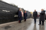 Il Presidente della Repubblica Sergio Mattarella e il Presidente della Repubblica Federale Austriaca  Alexander Van der Bellen, in occasione della deposizione di una corona di alloro al monumento alla memoria, presso il Muro della Memoria