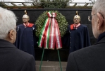 Il Presidente della Repubblica Sergio Mattarella e il Presidente della Repubblica Federale Austriaca  Alexander Van der Bellen, in occasione della deposizione di una corona di alloro al monumento alla memoria, presso il Muro della Memoria, 