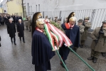 Il Presidente della Repubblica Sergio Mattarella e il Presidente della Repubblica Federale Austriaca Alexander Van der Bellen, in occasione della deposizione di una corona di alloro al monumento alla memoria, presso il Muro della Memoria