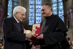 Il Presidente  Mattarella riceve da padre Mauro Gambetti,  la “Lampada della pace di San Francesco”,  dono dai Frati del Sacro Convento di Assisi. 