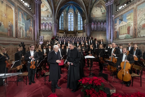  Il Custode del Sacro Convento di Assisi consegna al Presidente Mattarella la “Lampada della pace di San Francesco”. 