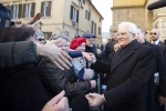 Il Presidente Sergio Mattarella saluta la cittadinanza in occasione del convegno dal titolo “Ricordare Carlo Azeglio Ciampi, uomo di governo e Capo dello Stato”
