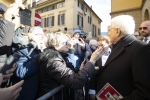 Il Presidente Sergio Mattarella saluta la cittadinanza, in occasione del convegno dal titolo “Ricordare Carlo Azeglio Ciampi, uomo di governo e Capo dello Stato”

