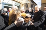 Il Presidente Sergio Mattarella saluta la cittadinanza,in occasione del convegno dal titolo “Ricordare Carlo Azeglio Ciampi, uomo di governo e Capo dello Stato”
