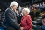 Il Presidente della Repubblica Sergio Mattarella saluta Maria Voce Emmaus, Presidente del Movimento dei Focolari, in occasione della celebrazione in onore di Chiara Lubich, nel centenario della sua nascita