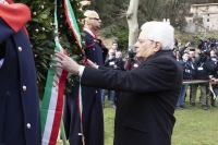 Il Presidente della Repubblica Sergio Mattarella depone una corona di alloro presso il cippo
commemorativo, in occasione della cerimonia per il cinquantesimo anniversario del conferimento della medaglia d’oro al valor militare al Comune di Stazzema
