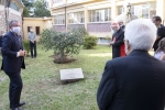 Il Presidente della Repubblica Sergio Mattarella durante la piantumazione di un ulivo, in occasione della cerimonia di commemorazione del Sindaco del Comune di Rocca di Papa, Dott. Emanuele Crestini.
