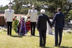 Il Presidente della Repubblica Sergio Mattarella e il Presidente della Repubblica di Slovenia Borut Pahor depongono una corona di fiori presso la lastra di ferro che copre l’ingresso della foiba di Basovizza 