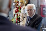 Il Presidente della Repubblica Sergio Mattarella alla stazione di Bologna subito dopo la deposizione di una corona di fiori sulla lapide  in memoria delle vittime della strage