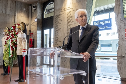 Il Presidente della Repubblica Sergio Mattarella alla stazione di Bologna subito dopo aver deposto una corona di fiori sulla lapide  in memoria delle vittime della strage