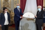 Il Presidente Sergio Mattarella con Marco Di Fonzo, Presidente dell’Associazione Stampa Parlamentare e Giulia Carioti, curatrice del Ventaglio  in occasione dell'incontro con i componenti dell’Associazione Stampa Parlamentare e i giornalisti accreditati presso il Quirinale per la consegna del “Ventaglio” da parte dell’Associazione Stampa Parlamentare