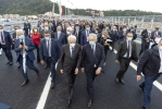 Il Presidente della Repubblica Sergio Mattarella percorre un breve tratto a piedi sul nuovo viadotto sul Polcevera