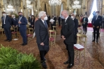 Il Presidente Sergio Mattarella saluta Stefano Bonaccini, Presidente della Conferenza delle Regioni e delle Province autonome, in occasione dell'incontro con i Presidenti di Regione, nel cinquantesimo anniversario di costituzione delle Regioni a statuto ordinario