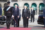 Il Presidente Sergio Mattarella e il Presidente della Repubblica Federale di Germania Frank-Walter Steinmeier passano in rassegna un reparto schierato che rende gli onori, in occasione della visita ufficiale.