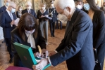 Il Presidente Sergio Mattarella consegna l'onorificenza di Cavaliere di Gran Croce decorato di Gran Cordone al Presidente della Repubblica Ellenica, S.E. la Signora Katerina Sakellaropoulou