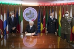 Il Presidente Sergio Mattarella alla sede del Comando Operativo di vertice Interforze in occasione del collegamento in videoconferenza per rivolgere gli auguri ai contingenti militari italiani impegnati nei teatri di operazioni internazionali
