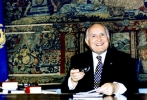 Il Presidente Oscar Luigi Scàlfaro alla scrivania del suo studio in un momento della sua attività