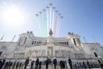 Il Presidente Sergio Mattarella in occasione della deposizione di una corona d’alloro sulla Tomba del Milite Ignoto,nella ricorrenza del 76° anniversario della Liberazione,il sorvolo delle Frecce Tricolori