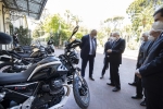 Il Presidente Sergio Mattarella durante la consegna delle moto Guzzi V85TT al reggimento Corazzieri,in occasione del 100° anniversario di Moto Guzzi
