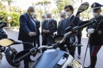 Il Presidente Sergio Mattarella durante la consegna delle moto Guzzi V85TT al reggimento Corazzieri,in occasione del 100° anniversario di Moto Guzzi
