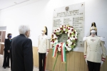 Il Presidente Sergio Mattarella alla caserma "Pietro Lungaro", depone una corona di fiori sulla lapide commemorativa delle vittime delle stragi di Capaci e di Via d’Amelio.
