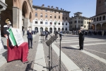 Il Presidente della Repubblica Sergio Mattarella in Piazza del Duomo a Cremona in occasione dello scoprimento di una targa a ricordo delle vittime del Covid-19.
