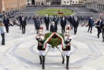 Il Presidente Sergio Mattarella in occasione della deposizione di una corona d’alloro all’Altare della Patria per la Festa Nazionale della Repubblica