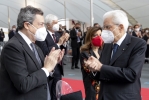 Il Presidente Sergio Mattarella al termine dell'intervento in occasione della Festa Nazionale della Repubblica saluta il Presidente del Consiglio Mario Draghi